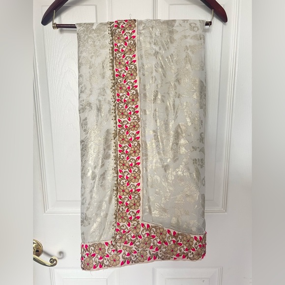 White georgette saree with pink blouse set - Picture 7 of 13